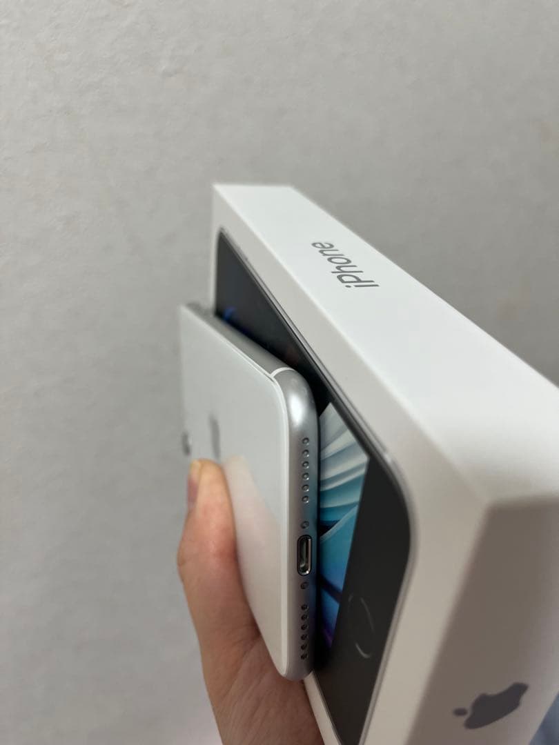 Apple iPhone SE (第2世代) ホワイト 本体【バッテリー92%】