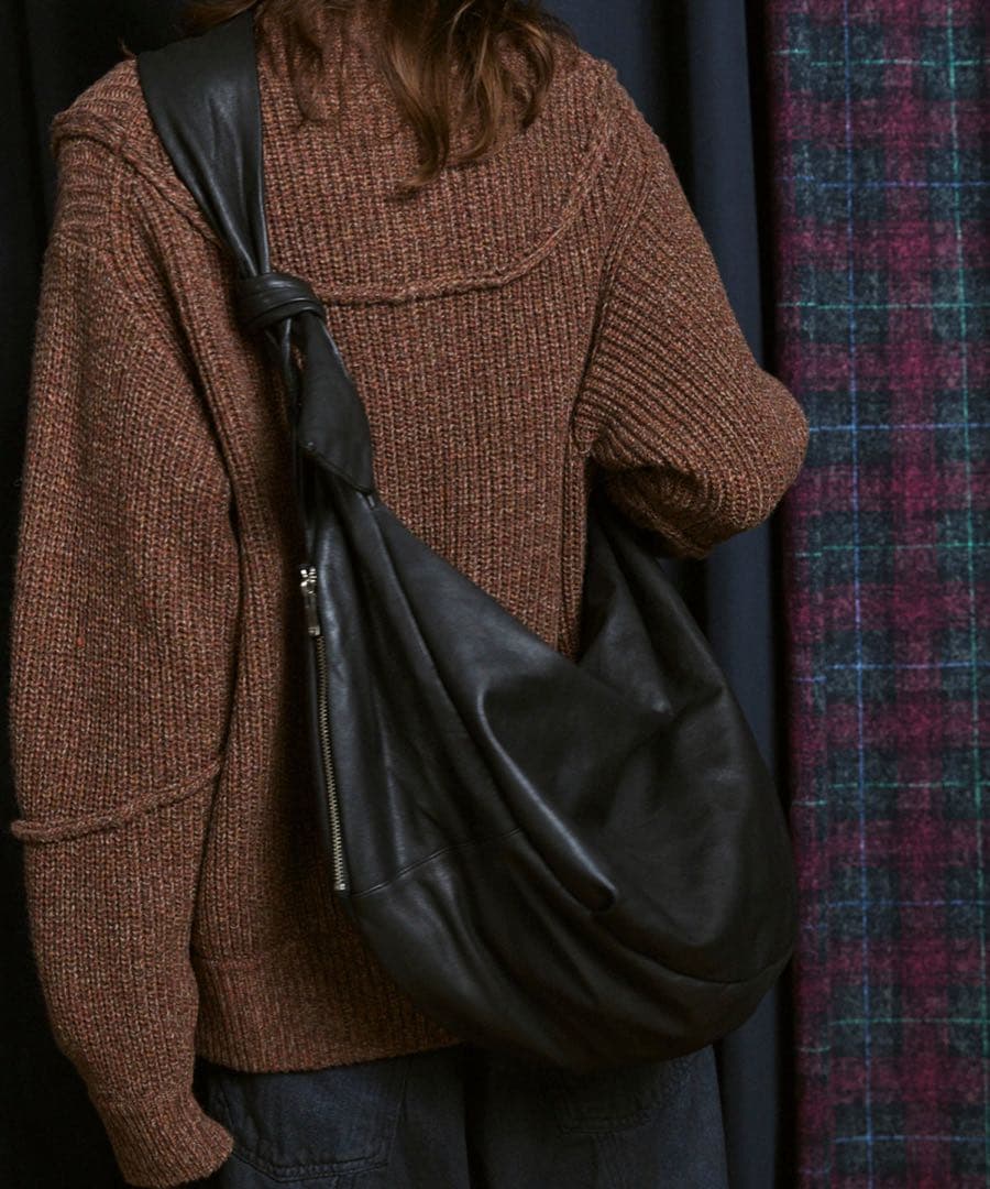 メゾンスペシャル　Leather Shoulder “BANANA” Bag