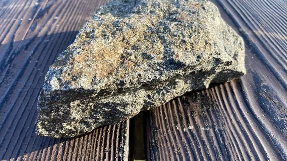 超貴重・岩手県遠野産 「遠野の銘石 角閃石」原石 1.5キロ・送料無料（＃12）