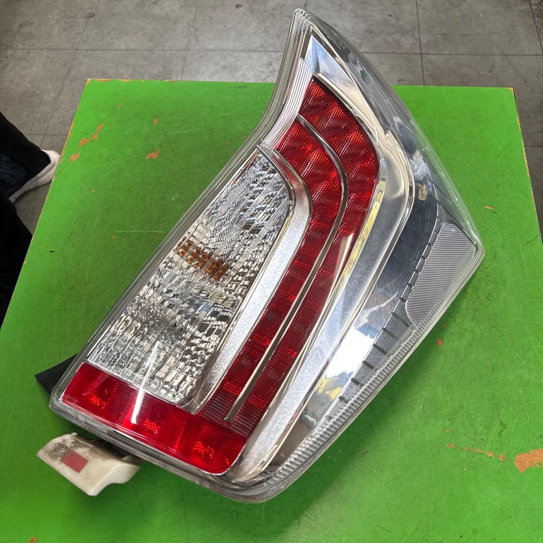 トヨタ　プリウス　30 後期　テールランプ　テールライト　左右セット　　中古品
