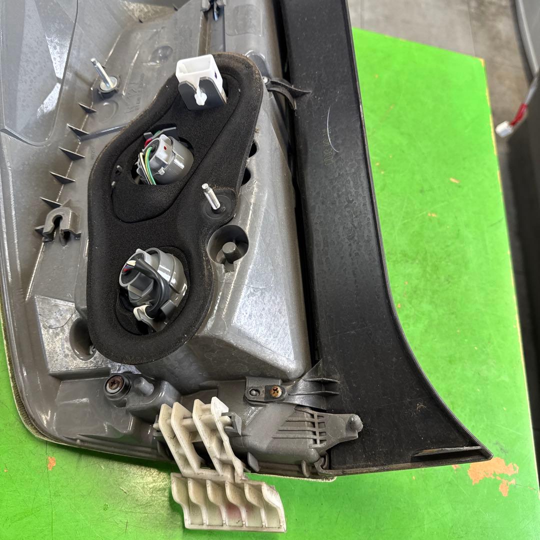 トヨタ　プリウス　30 後期　テールランプ　テールライト　左右セット　　中古品