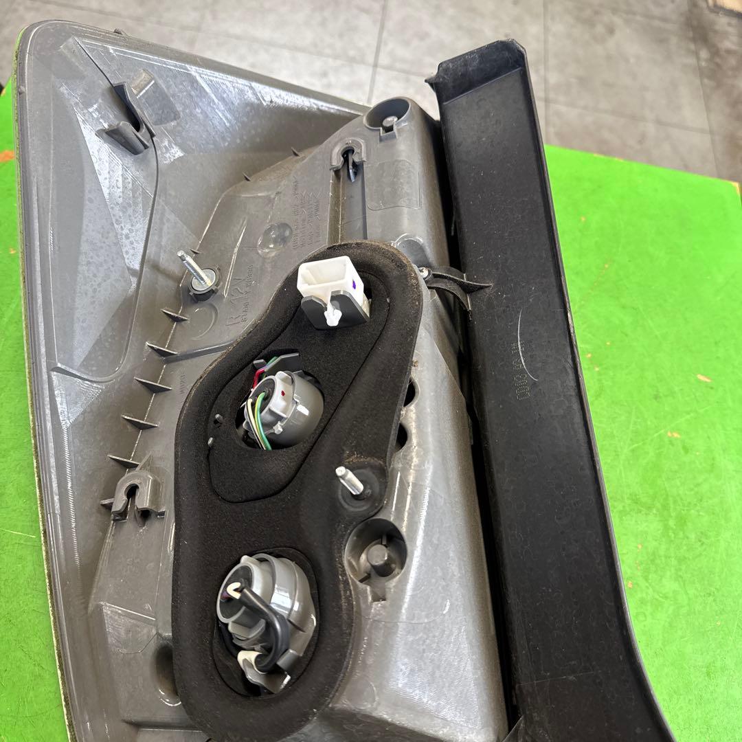 トヨタ　プリウス　30 後期　テールランプ　テールライト　左右セット　　中古品