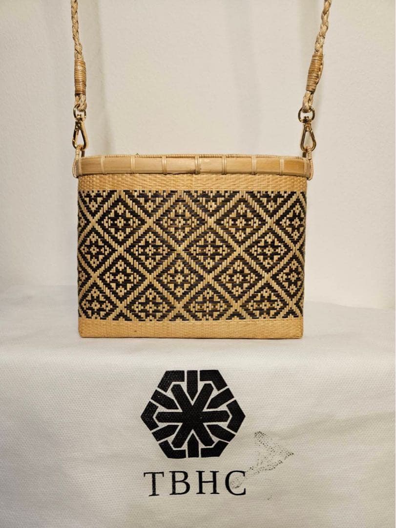 タイ王室御用達　プラニー工房　伝統工芸　竹細工バッグ・ポシェット型(黒茶柄)