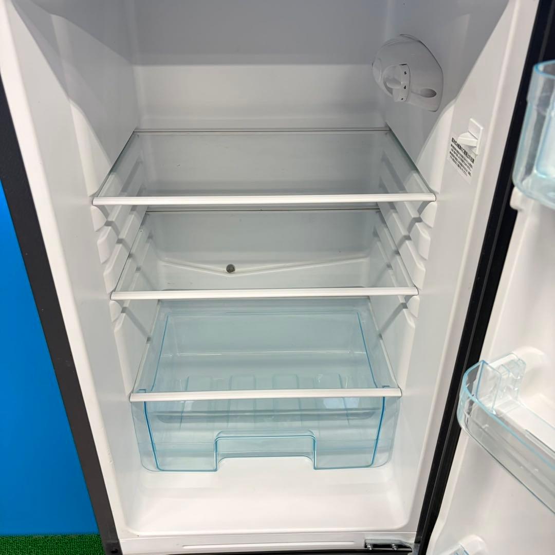 709 スリムタイプ　最新　冷蔵庫　100L強　小型　一人暮らし　右開き　2ドア