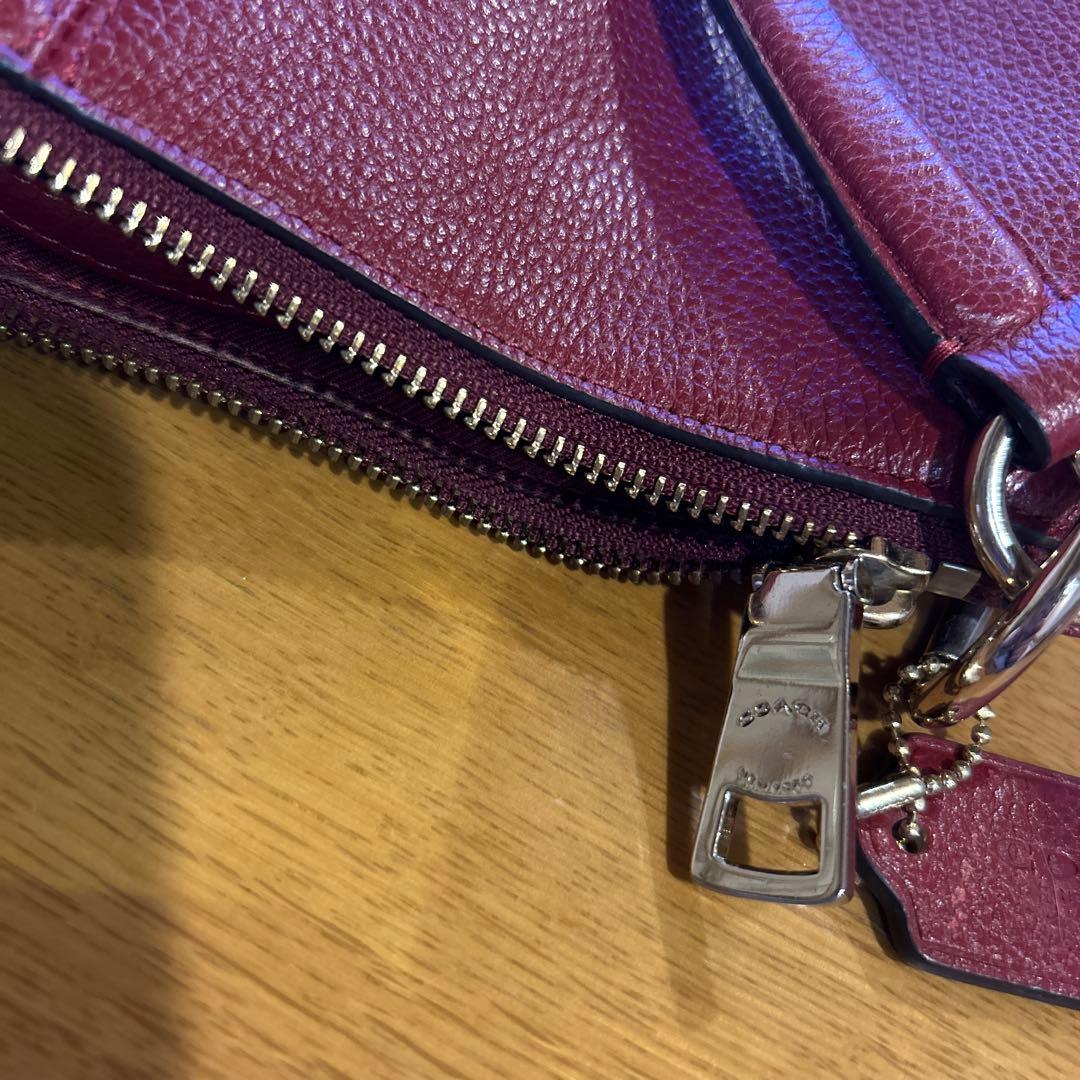 coach コーチ　赤い馬車エンボスショルダーバッグ