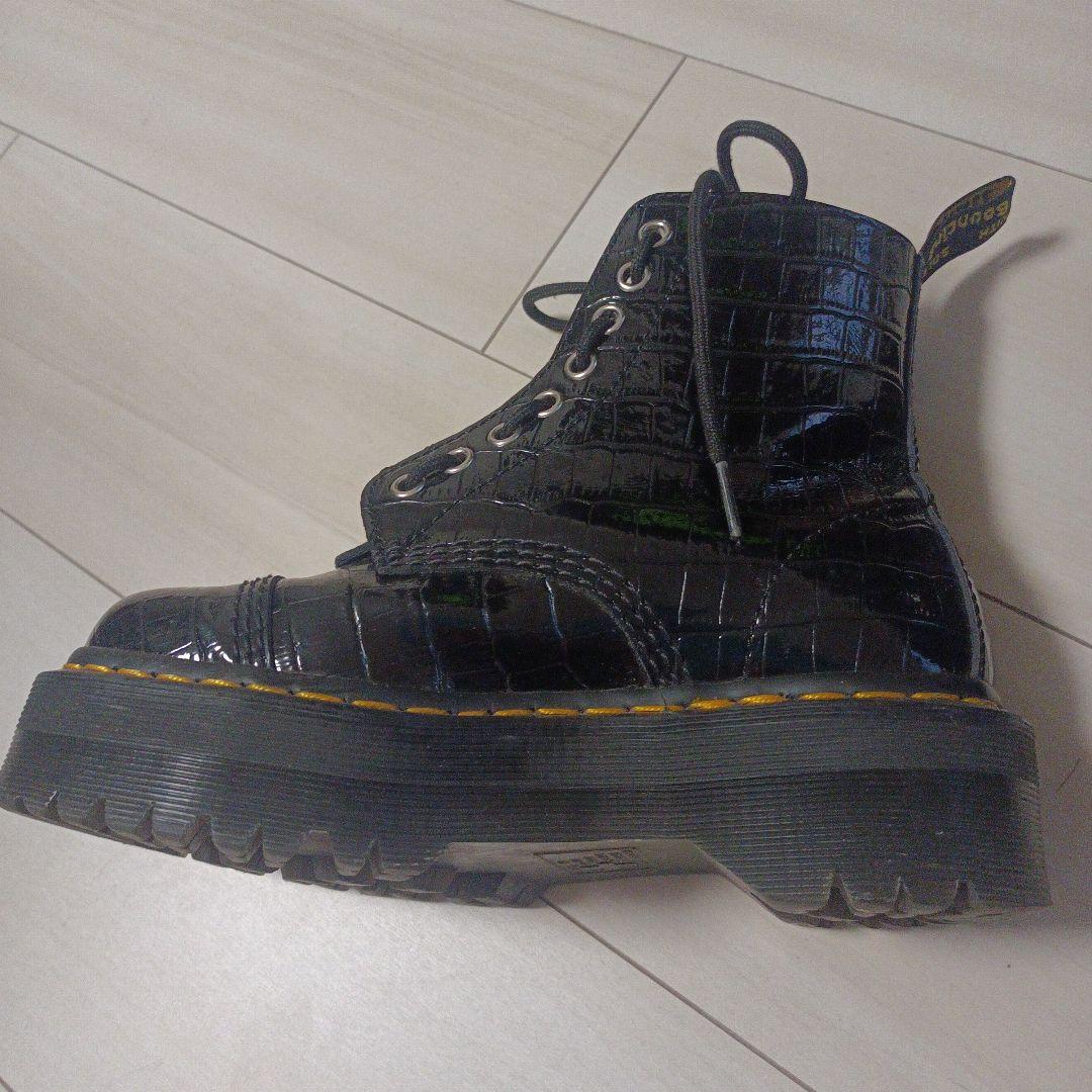 エナメル黒厚底ワークブーツ　ドクターマーチン