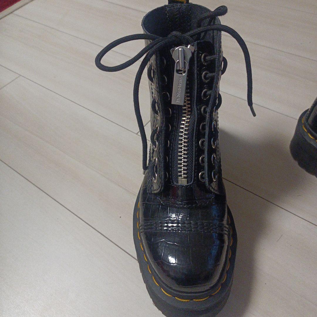 エナメル黒厚底ワークブーツ　ドクターマーチン