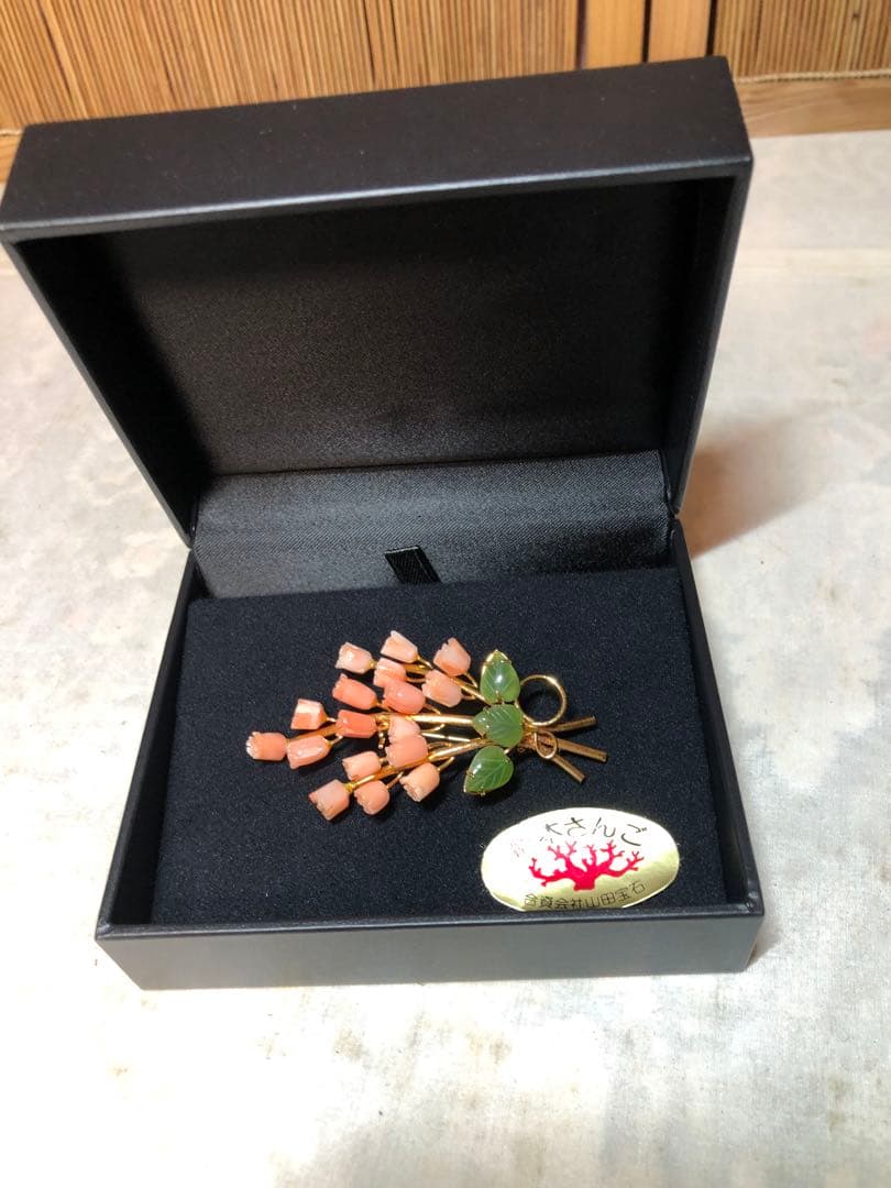 珊瑚　本さんご　ブローチ 珊瑚 花 彫刻 翡翠 葉 彫刻 フラワーモチーフ