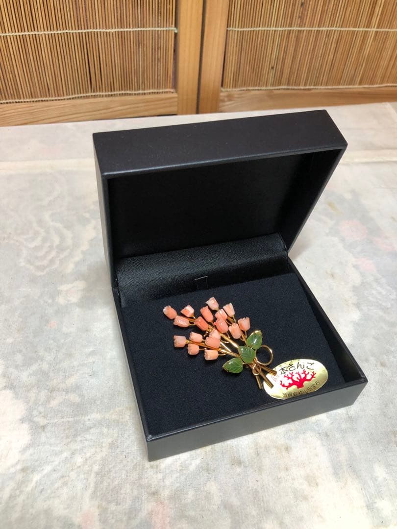 珊瑚　本さんご　ブローチ 珊瑚 花 彫刻 翡翠 葉 彫刻 フラワーモチーフ