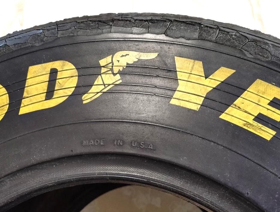 Ｆ１使用タイヤ　GOODYEAR EAGLE F1　テーブル　置物　希少品