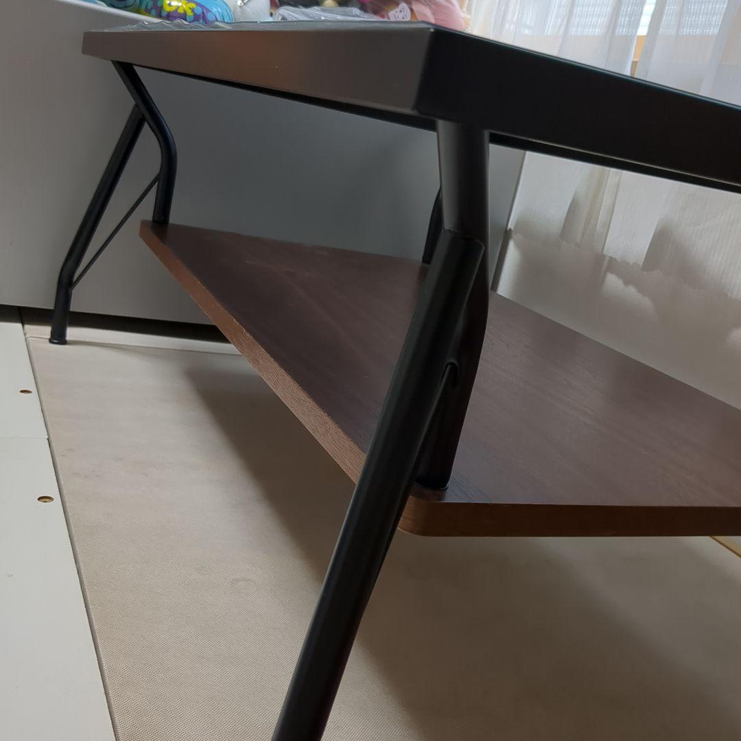 ガラス天板のモダンテーブル