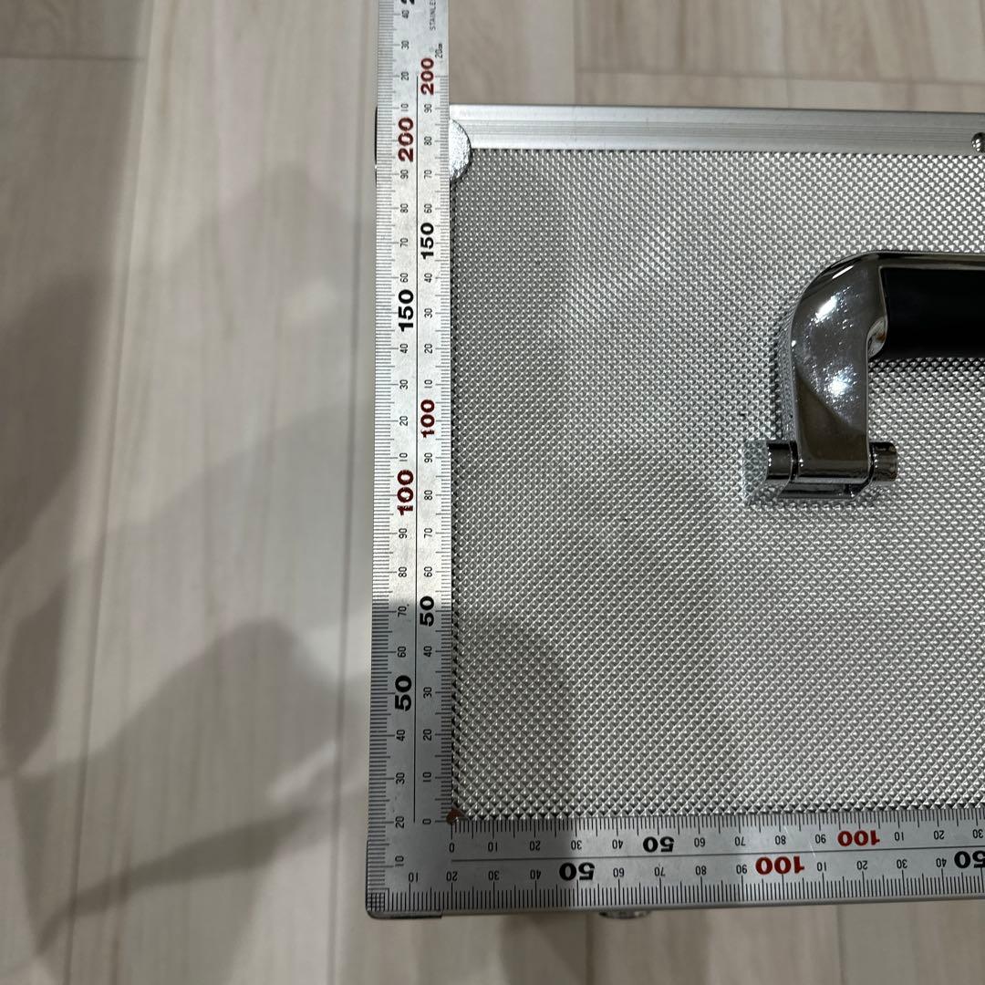 シルバーアルミニウムケース 鍵付き　レコードケース