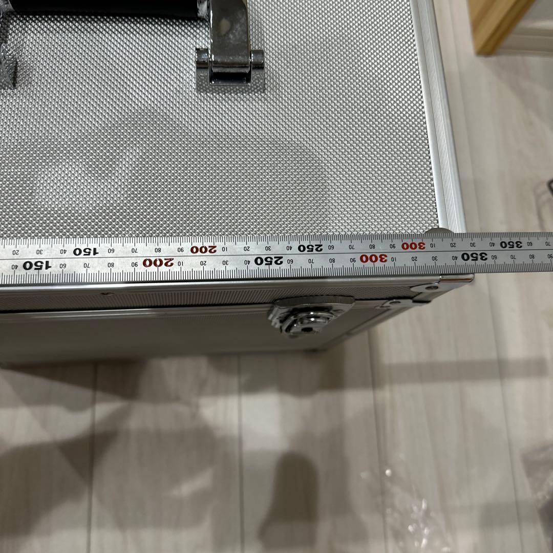 シルバーアルミニウムケース 鍵付き　レコードケース