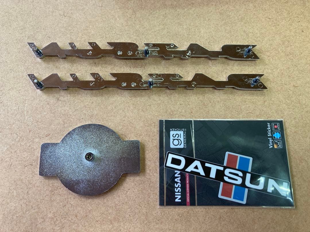 US.DATSUN メタルエンブレムとステッカーセット 貴重な物です