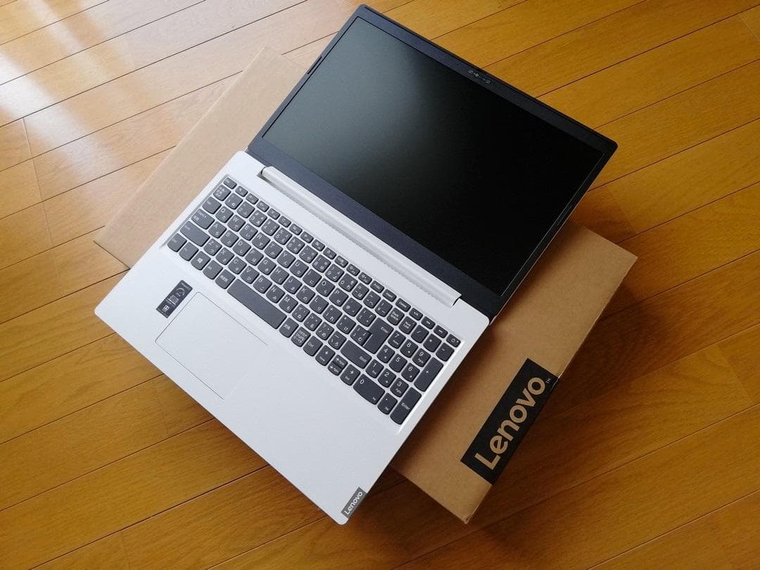 Lenovoスリムなノートパソコン