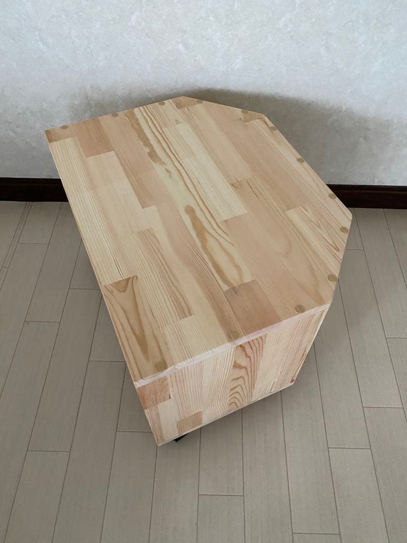 パイン集成材で制作した、テレビ台です。