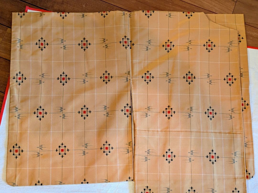 【美品】紬 明るめの黄土色 落ち着いた黄色 燕絣 ツバメ 格子柄 バチ衿 正絹