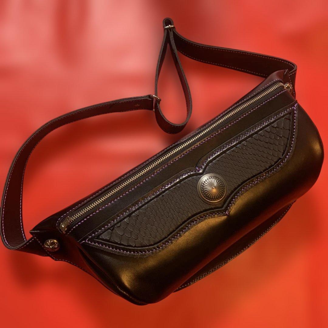 ハンドメイドレザークラフト牛革黒色✖️ブラックパイソンボディ肩掛けバッグコンチョ付