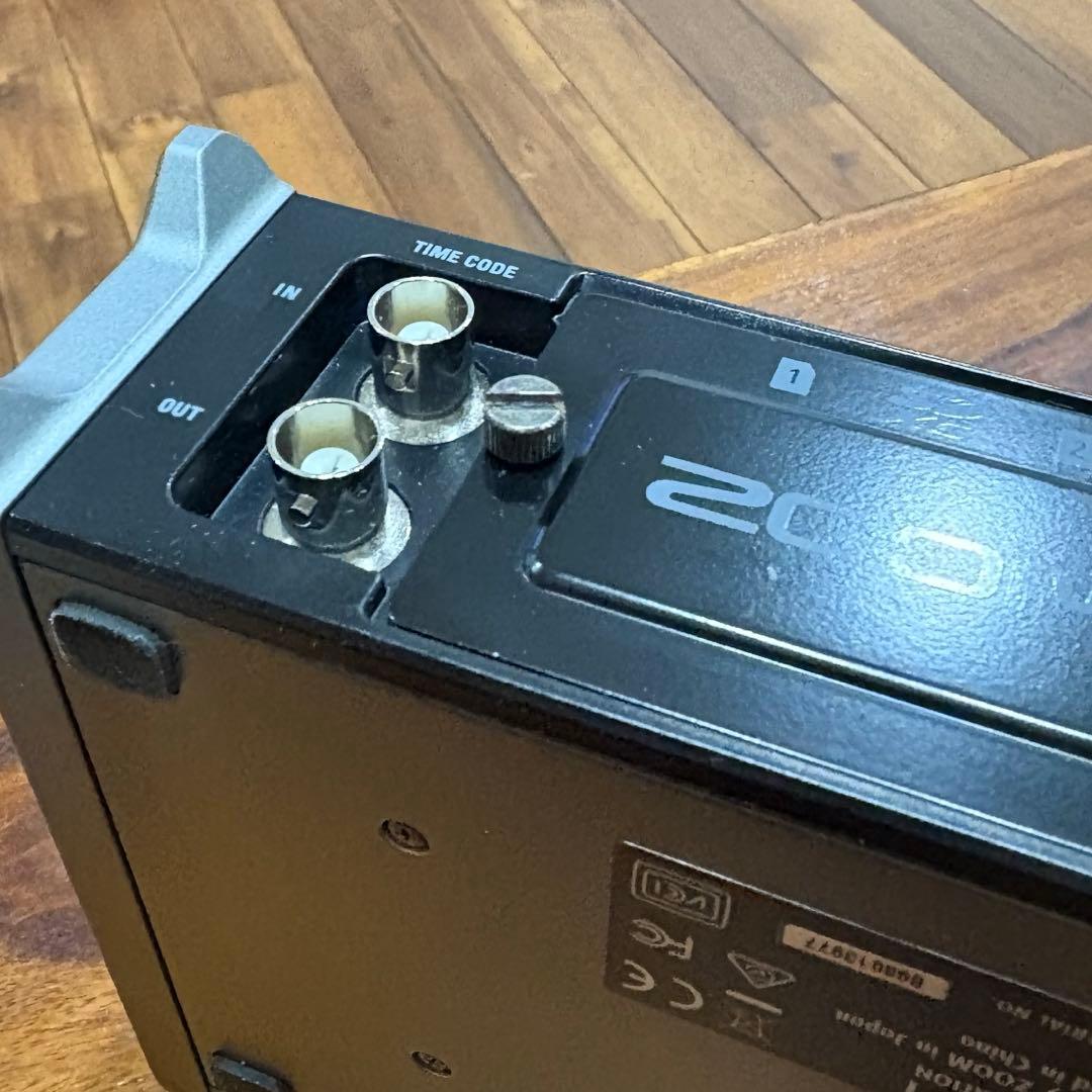 ZOOM F4（ズーム F4）　8トラック フィールドレコーダー