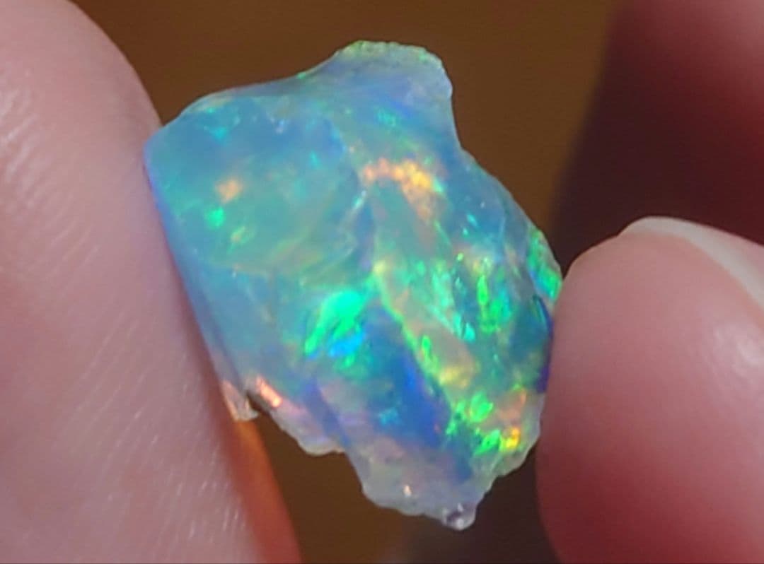 エチオピアウェロ産　チョーク　オパール　鉱物標本　原石　虹色