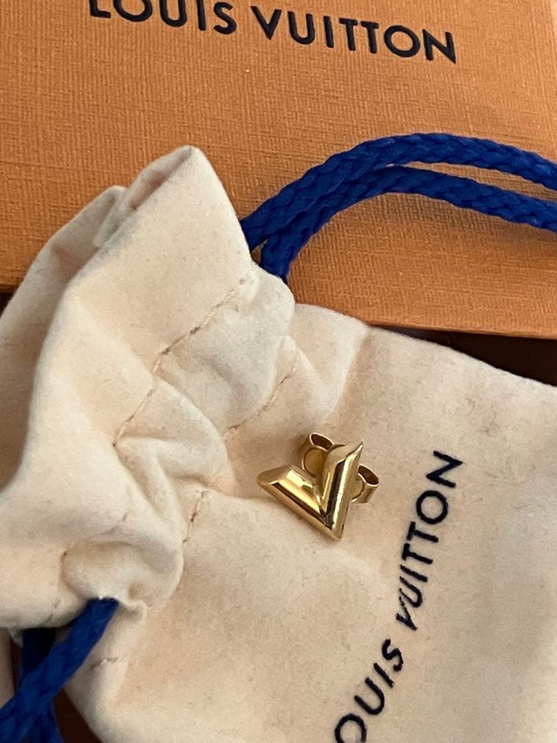 LOUIS VUITTON V字型ピアス(エッセンシャル片耳用)