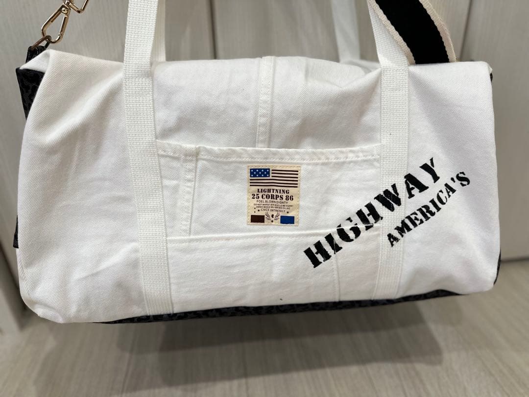 トラベルボストンバック　スポーツ、白色、デニムリメイクバック、パッチワークラグ