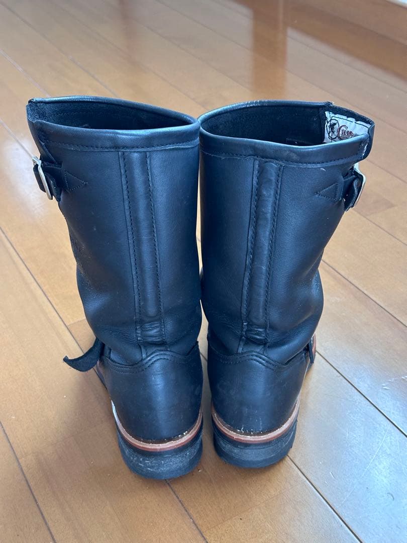 黒いレザーエンジニアブーツ