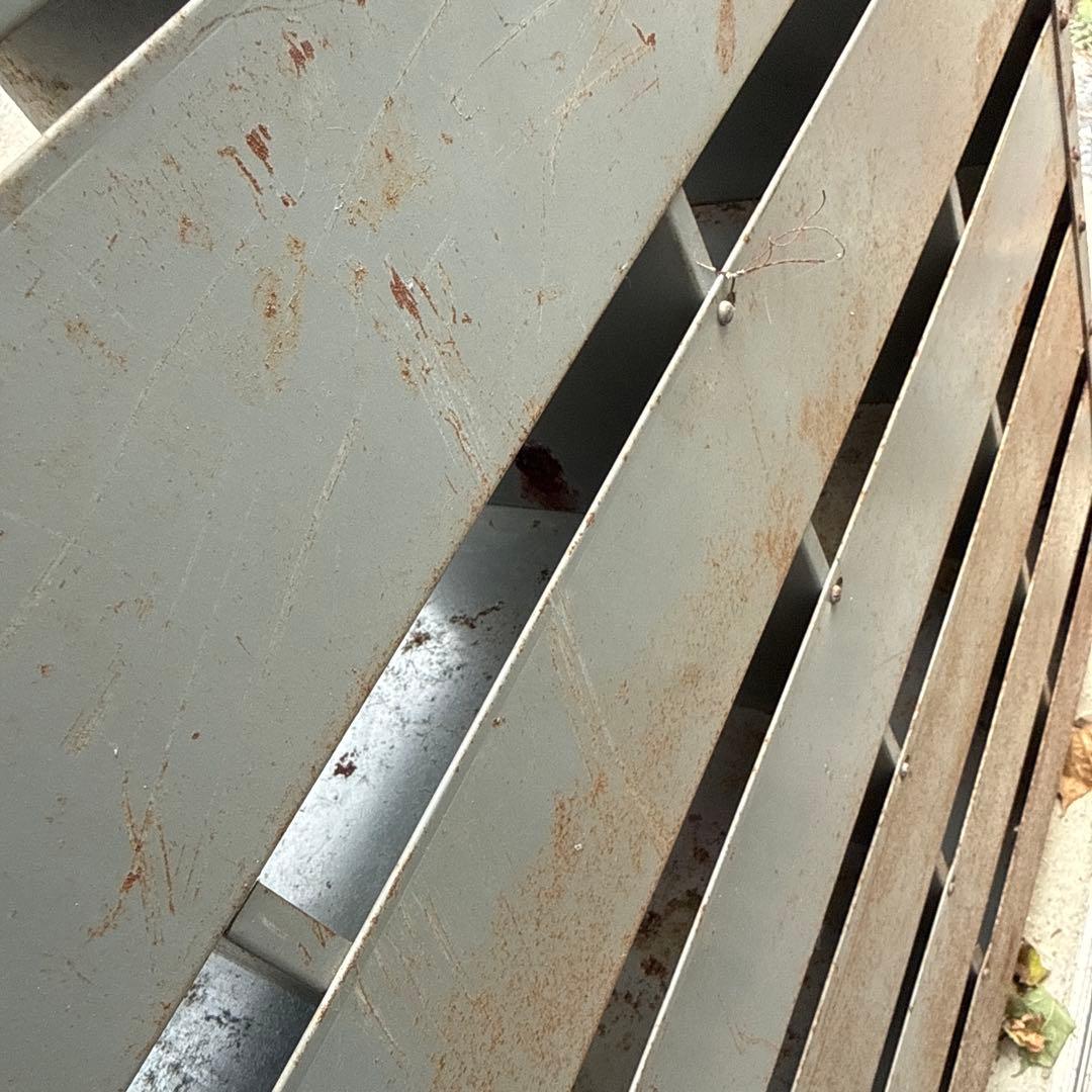 インダストリアル　古い錆たスチールラック 収納24個　ビンテージ　ガレージ