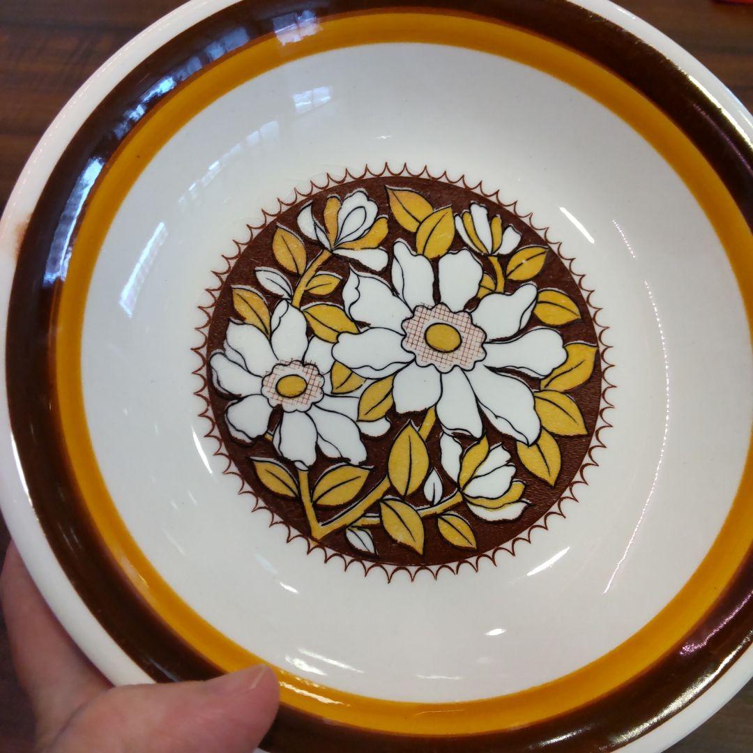 お花柄のお皿２枚          専用