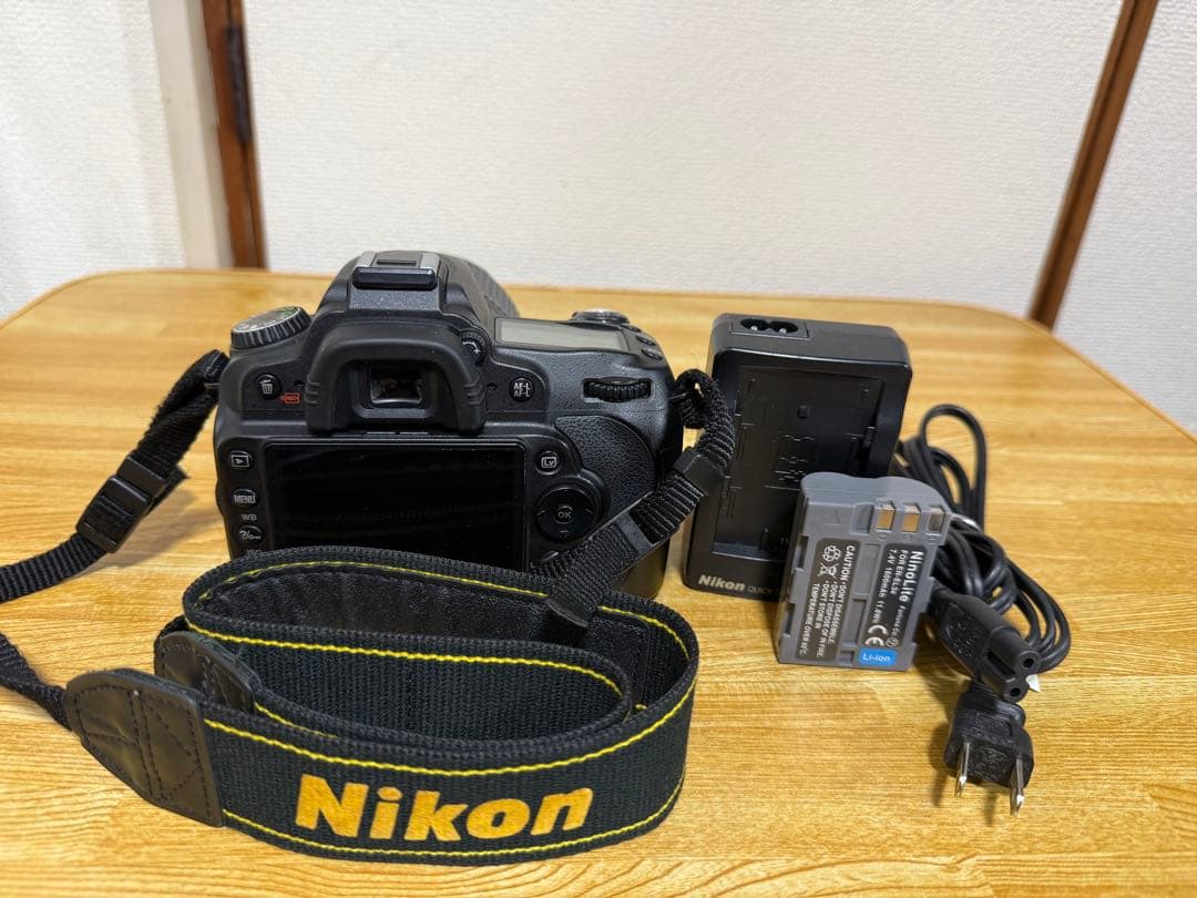 Nikonデジタル一眼レフカメラ、Nikonレンズ付き、液晶ディスプレイ搭載。