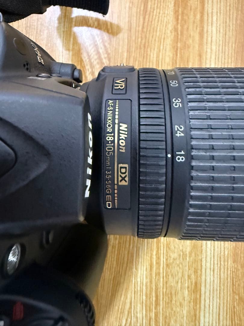 Nikonデジタル一眼レフカメラ、Nikonレンズ付き、液晶ディスプレイ搭載。