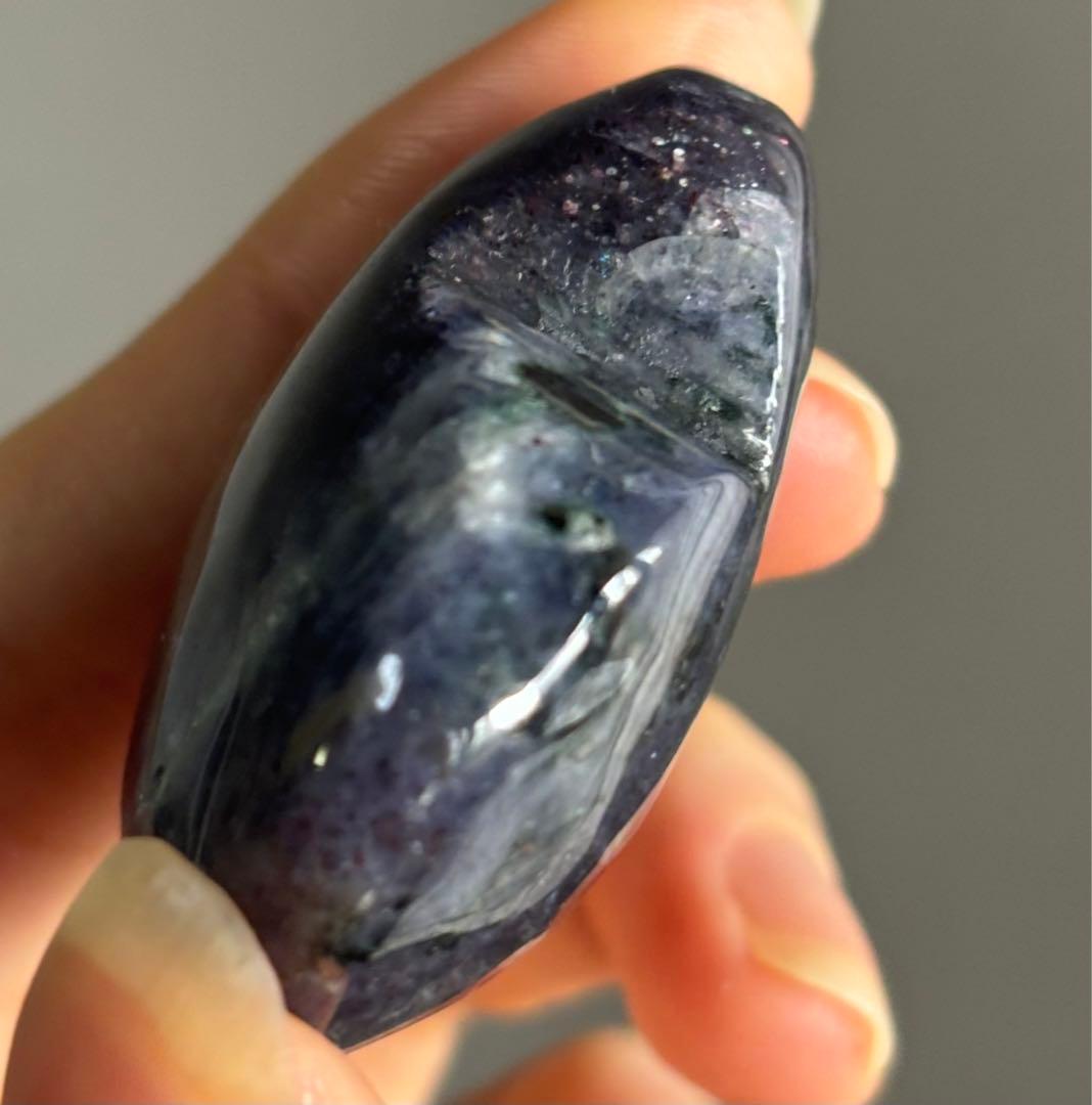 希少　高品質　ブラッドショットアイオライトサンストーン　ハート　握り石