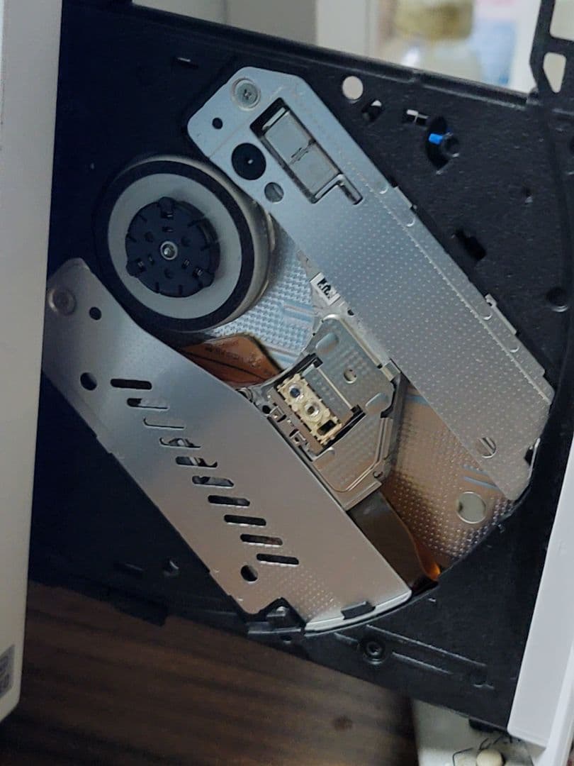 爆速SSD搭載　新しくてきれいなミニマリストPC テレビやゲーム用モニタにもなる