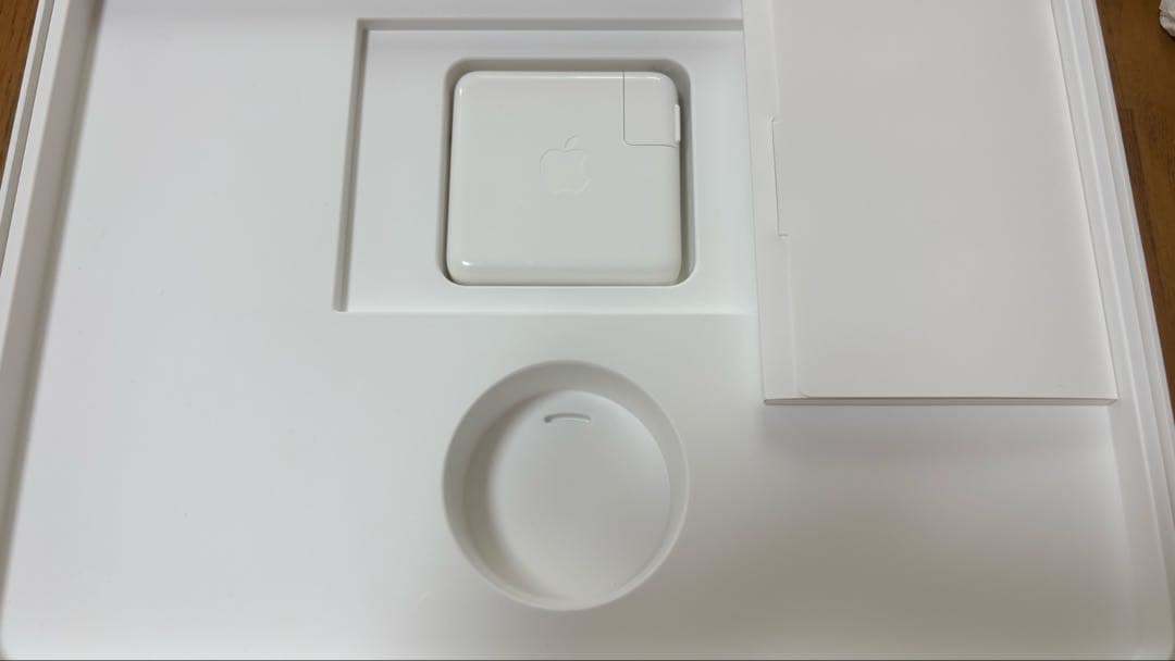 箱・純正充電器付／バッテリー良好（22回） MacBook Pro 13インチ