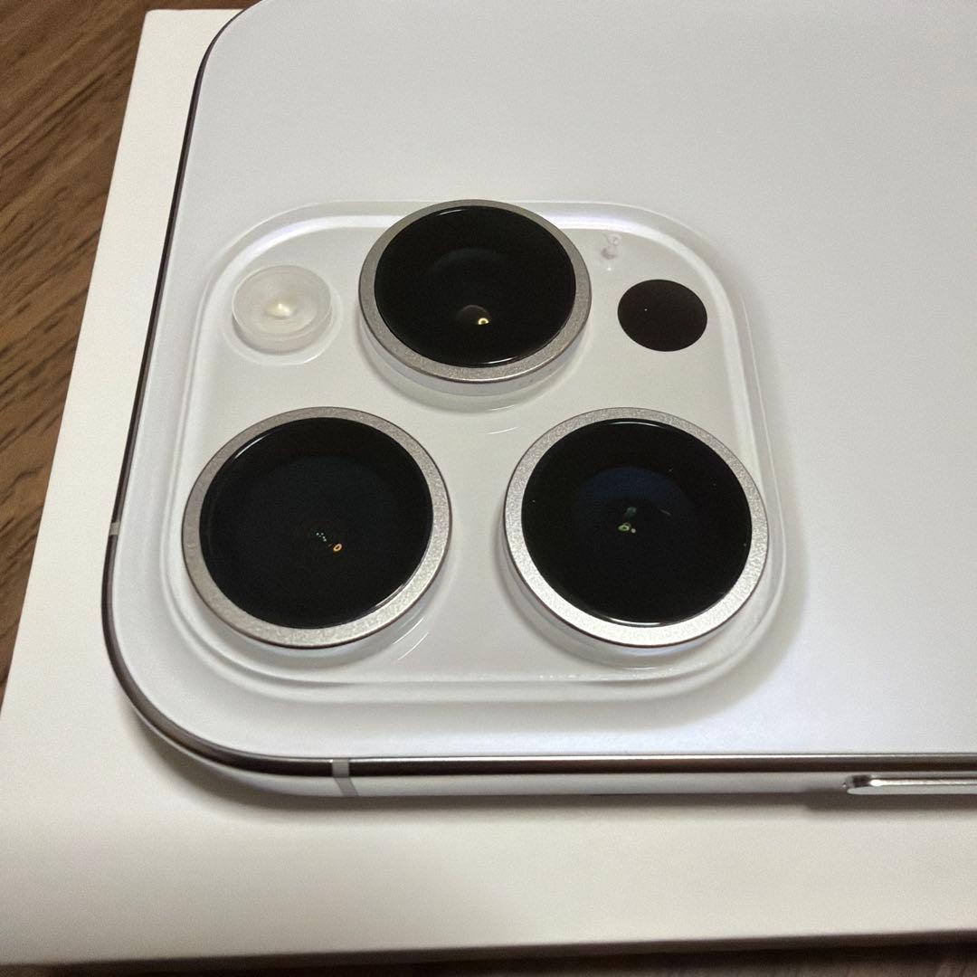 【極美品】iPhone16proホワイトチタニウム128GBイワアオ