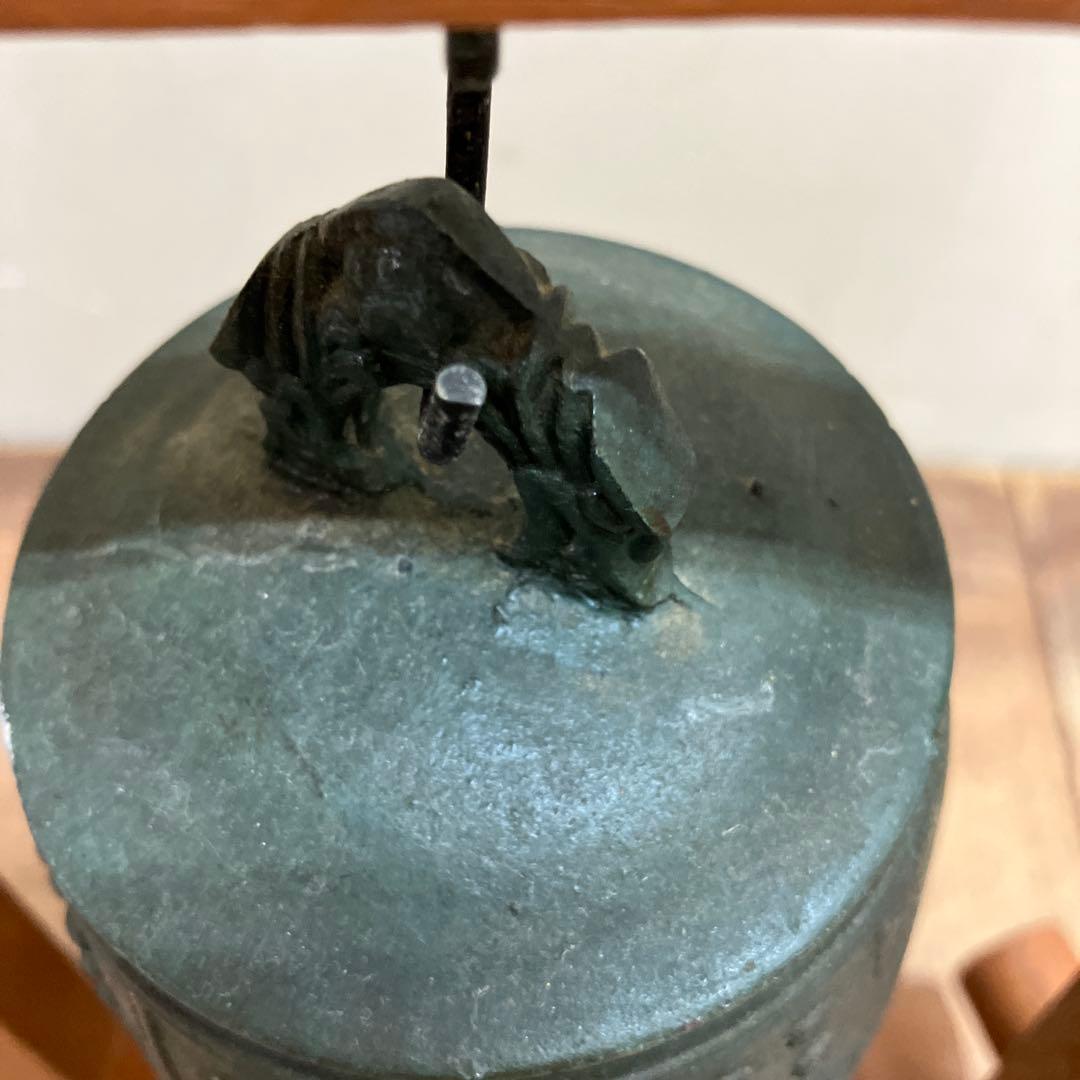 E-4 昭和レトロ 青銅製 仏具 梵鐘 ミニ鐘 木製台座付き 南無阿弥陀仏 半鐘