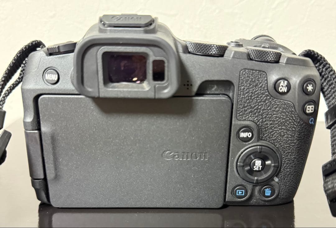 キヤノン Canon EOS R8 ミラーレス一眼カメラ　美品