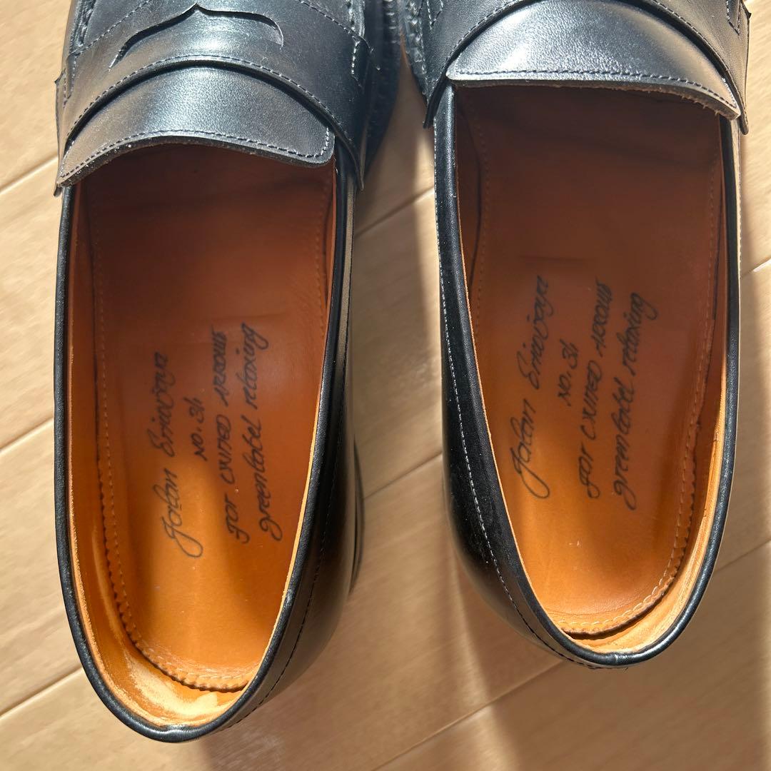 黒いレザー ローファー 金具付き