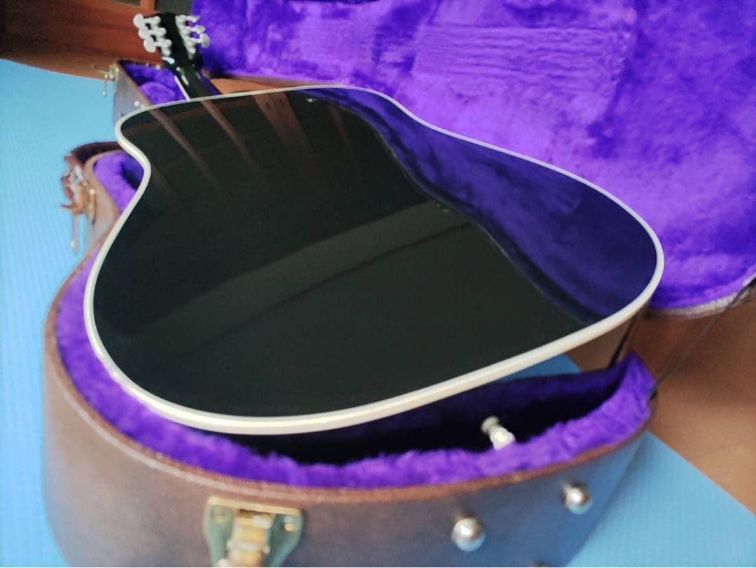 ギブソンハミングバード　希少エボニーブラックカラー（純正ハードケース付）