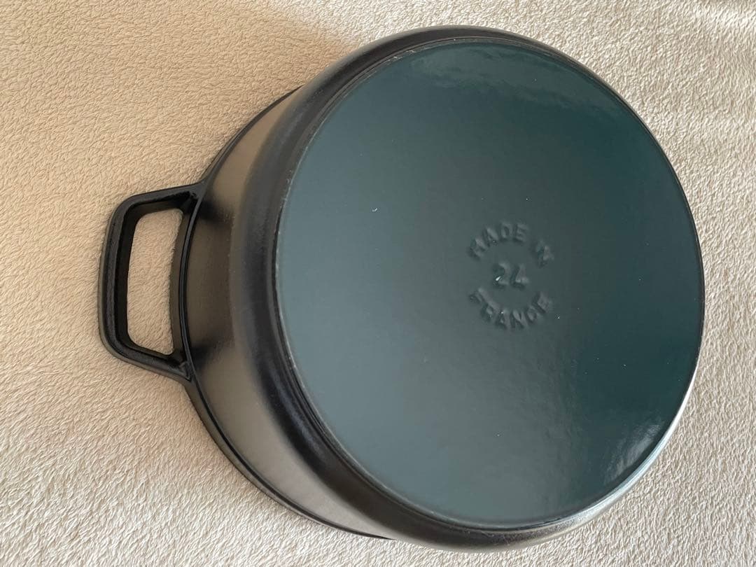 staub ストウブ　ココットラウンド　24cm 黒　ブラック