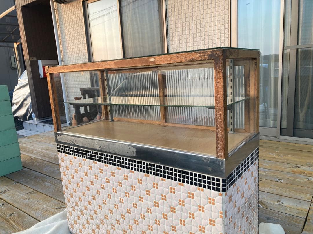 昭和レトロ　たばこ屋ガラスショーケース　タイル貼り、背面ガラス引戸　中棚1段