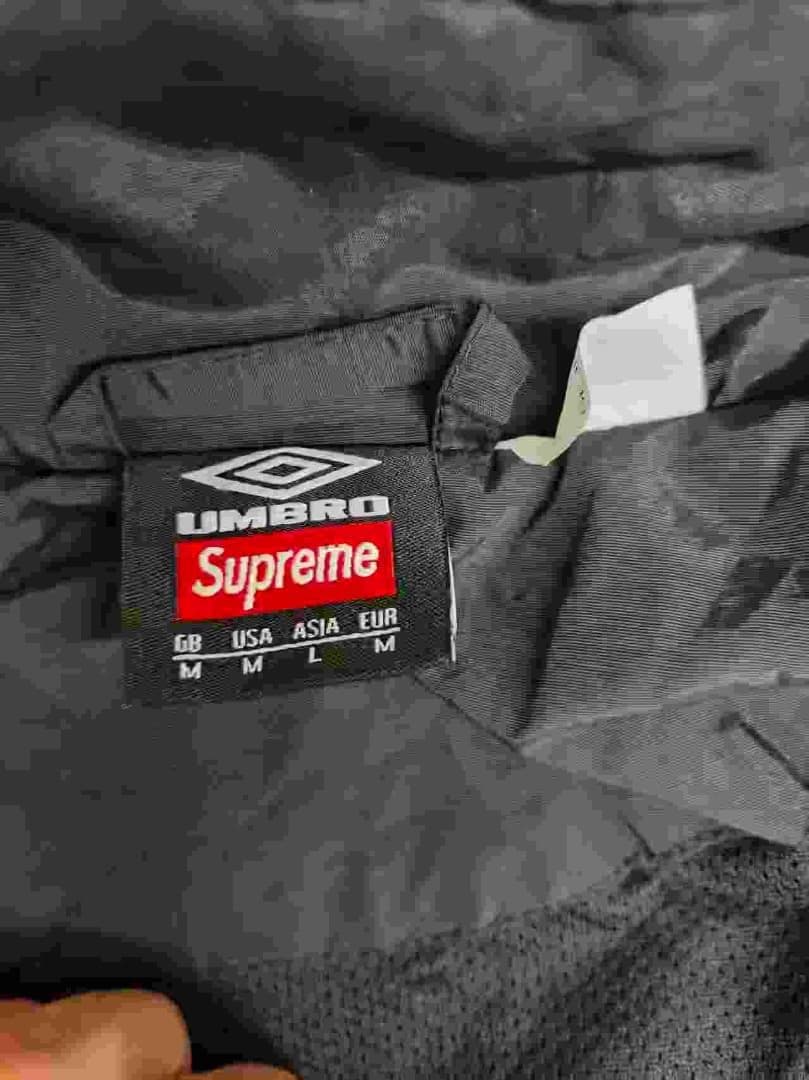 ナイロンのジャケットは黒Mです