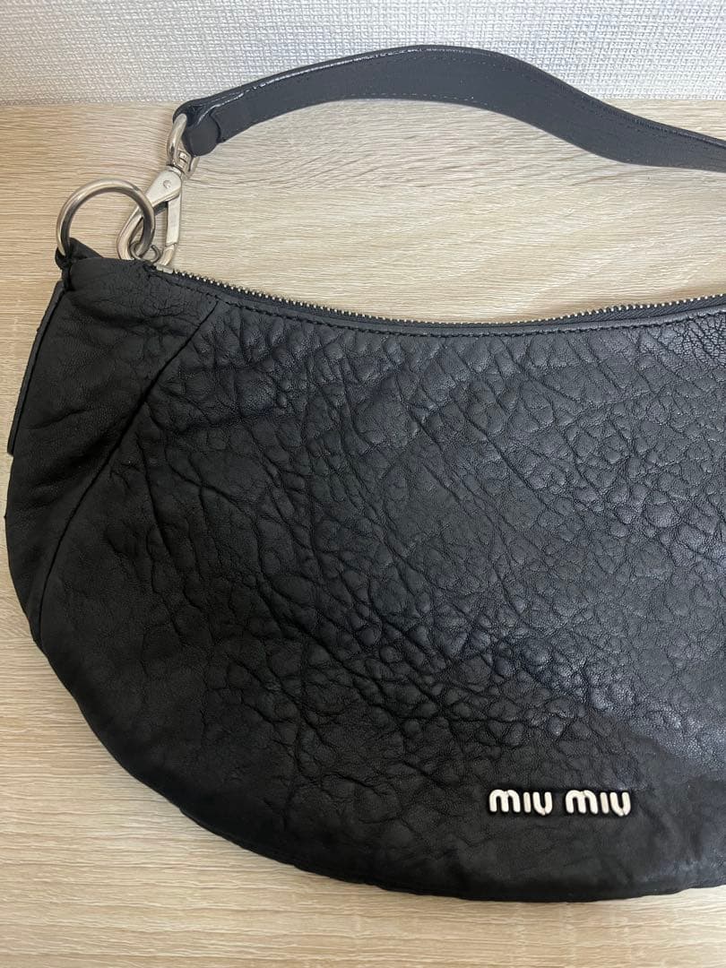 正規品　MIU MIU (ミュウミュウ)ブラック レザーショルダーバッグ　肩掛け