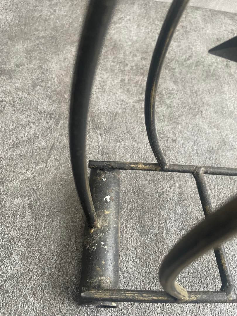 金属製のアンティークマガジンラック