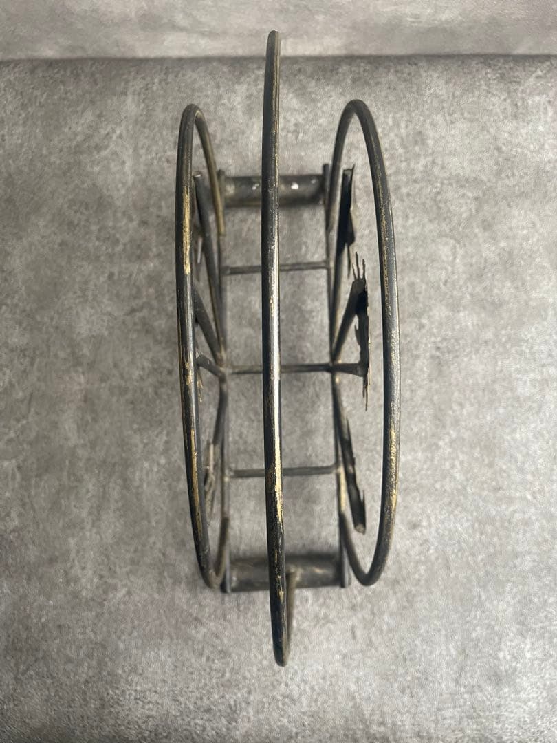 金属製のアンティークマガジンラック