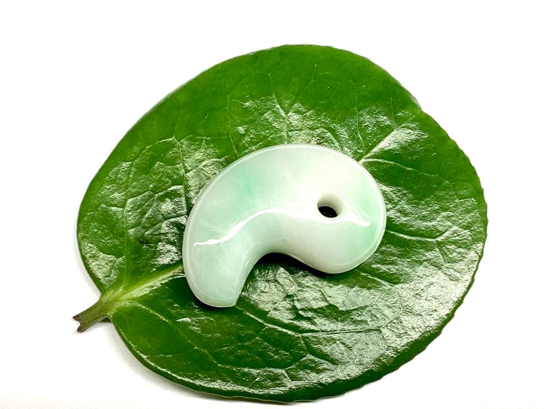 ✳premiumシリーズ*糸魚川翡翠勾玉　一生物の守護石　再結晶線入り安価卸し‼️