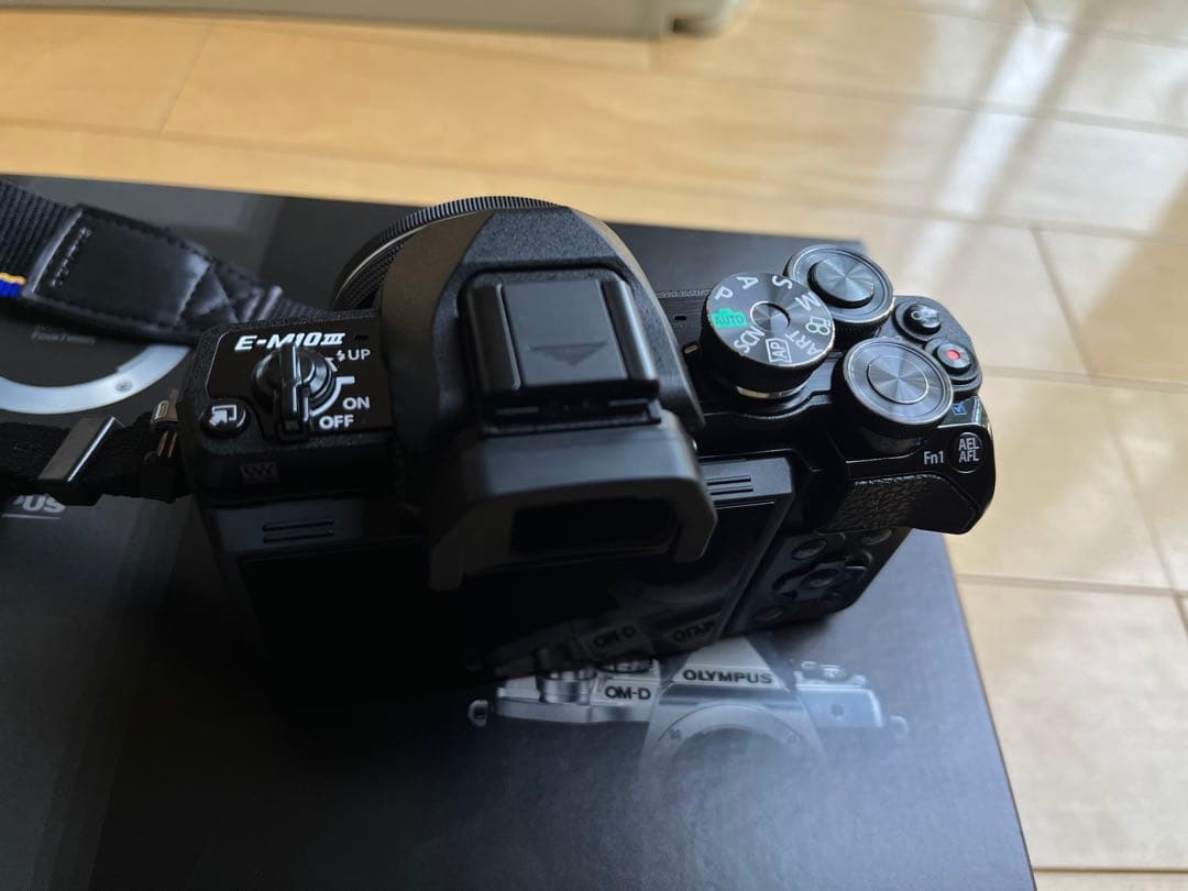 オリンパスOM-D E-M10 MarkⅢ ダブルズーム【シャッター回数747】
