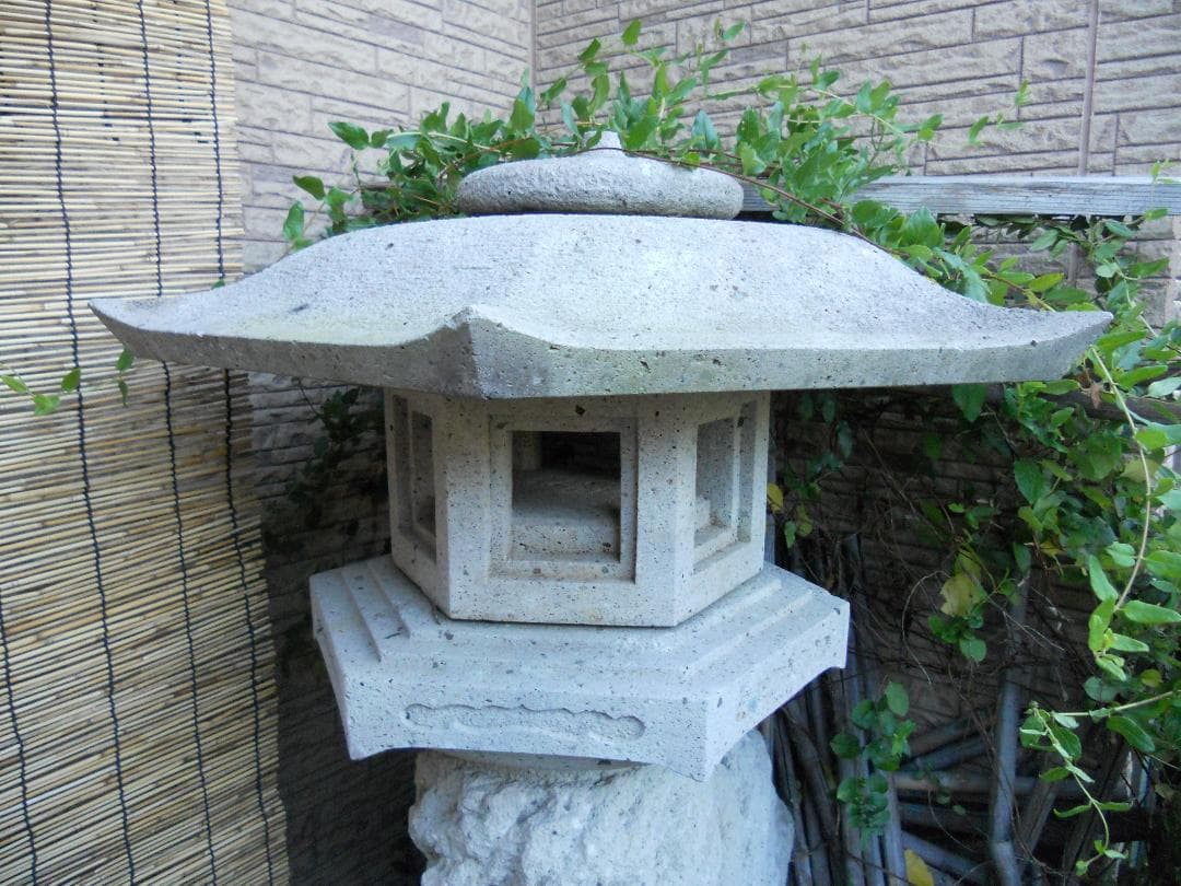 石灯籠 超希少 珍品 獅子 虎 燈篭 です。