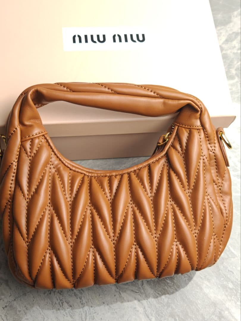 MIUMIU ブラウン レザーギャザーバッグ ロゴ入り 美品