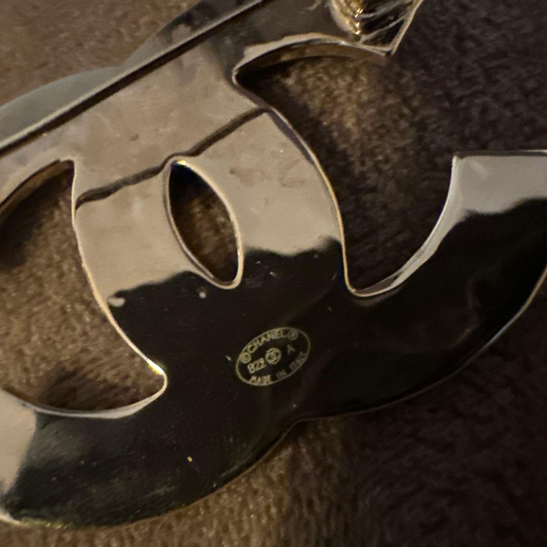 CHANEL ブラックロゴブローチ